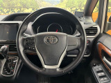 【純正革巻きステアリング】上質な革を使用することで、手にしっかり馴染みとても運転しやすいハンドルです♪