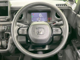 インテリアに合わせたデザインのステアリングは、運転される方のことも考え、運転しやすい形状、大きさです。是非一度、実際に触ってお確かめください。