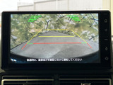 後方の状況を鮮明に映し出すバックモニターは、狭い場所での駐車や車庫入れをサポートします。ガイドライン表示により、安全な運転を支援します。