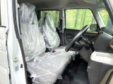 運転席シート廻りは使用感も少なく、良好な状態となっています。前オーナー様が丁寧に使っていたことがよくわかりますね。