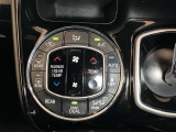 左右独立温度コントロールフルオートエアコンです。運転席、助手席それぞれで独立して温度設定ができます。冷え性の方が乗っても安心ですね♪