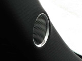 車内音響に合わせてチューニングされた専用スピーカーのBOSEシステム。奥行きのある澄んだ音と驚きの臨場感で、移動時間をプレミアムな音楽空間へと進化させます。