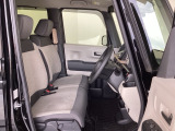 フロントシートはベンチシートです。ベンチシ―トは運転席と助手席の移動もスムーズ!狭い駐車場での乗り降りに便利です。