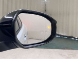 ウインカーミラーにはBSM(ブラインドスポットモニター)を搭載。隣を走る車両が死角に入るとLEDインジケーターを点灯。また、ウィンカーを出すとインジケーターも光って点滅!注意を促してくれます
