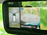 狭い場所での駐車も安心。後方の状況をわかりやすく確認でき、安全な運転をサポートします。駐車が苦手な方にもおすすめです。