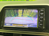 【バックカメラ】駐車時に後方がリアルタイム映像で確認できます。大型商業施設や立体駐車場での駐車時や、夜間のバック時に大活躍!運転スキルに関わらず、今や必須となった装備のひとつです!