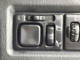 【電動格納ミラー】サイドミラーは電動格納式となっており、狭い駐車場でもキズがつくリスクを抑えられます。