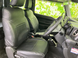 運転席はシンプルで機能的なデザイン。程よいホールド感のあるシートは、長時間のドライブでも疲れにくいでしょう。