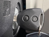 【キーレス】少し離れた場所からでもボタン一つでドアの開錠・施錠ができるのでとっても便利!ドアの鍵穴周りに傷をつけることもありません♪