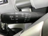 雨天時でもクリアな視界を確保。ワイパーの操作も簡単に行えます。運転中の視界を良好に保ち、安全な走行をサポートします。悪天候時も安心です。