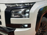 【LEDヘッドライト】悪天候や夜間走行時も良好な視界を確保し安心して運転できる高輝度LEDヘッドライトを装備!点灯速度が早く、消費電力も抑えられています。