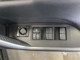 パワーウィンドウスイッチで運転席から全席の窓の開閉ができます♪