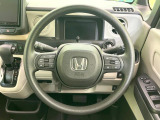 インテリアに合わせたデザインのステアリングは、運転される方のことも考え、運転しやすい形状、大きさです。是非一度、実際に触ってお確かめください。