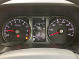 視認性の高いメーター類は、運転に必要な情報を的確にドライバーへ伝達。デジタル表示で、様々な車両情報を確認できます。外気温表示も便利です。