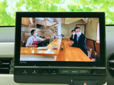 停車中にテレビや映像を楽しめる機能です。休憩時間などに、リラックスした時間を過ごせるでしょう。快適なドライブをサポートします。