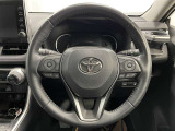 快適な操作性の運転席、ハンドルも綺麗に清掃済みです!もちろん安全を守るエアバッグも装備しているので安心してお乗りいただけます(^^)
