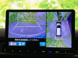 後方確認をサポートするモニター。狭い道や駐車時にも、安全に、そしてスムーズな運転を可能にします。運転の負担を軽減します。