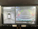 【アラウンドビューモニター】まるでクルマを真上から見下ろしたかのような視点で駐車をサポートします!クルマの斜め後ろや真横など、前後左右の4つのカメラの映像が合成されて、モニターに映し出されます。