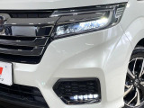 【LEDヘッドライト】悪天候や夜間走行時も良好な視界を確保し安心して運転できる高輝度LEDヘッドライトを装備!点灯速度が早く、消費電力も抑えられています。