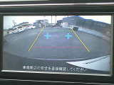 車庫入れや後方確認に役立つバックモニターは、見やすく確認しやすいガイドラインを表示し、安心・便利です♪