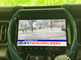 停車中に楽しめるディスプレイオーディオ。ニュースや番組をチェックできるので、待ち時間も快適に過ごせます。情報収集にも便利ですね。