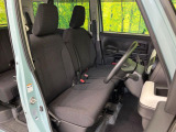 運転席まわりには十分なスペースがあり、大柄な方でもゆったり運転していただける環境です。