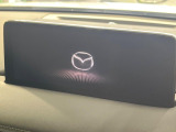 【10.25インチマツダコネクト】車内の雰囲気にマッチした大型ディスプレイ。スマホ接続でのナビ使用やBluetooth再生等、様々な機能が楽しめます。直感的なダイヤル操作が可能で、使い勝手も良好です。