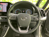 握りやすいステアリングは、操作性を高め、快適なドライビングをサポート。長距離運転でも疲れにくい設計です。