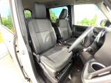 運転席まわりには十分なスペースがあり、大柄な方でもゆったり運転していただける環境です。