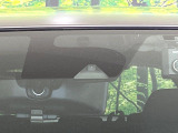 【エマージェンシーブレーキ】走行中に前方の車両等を認識し、衝突しそうな時は警報とブレーキで衝突回避と被害軽減をアシスト。より安全にドライブをお楽しみいただけます。