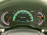 視認性の高いメーターにより、運転に必要な情報を分かりやすく表示します。洗練されたデザインも特徴です。