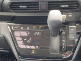 オートエアコンで快適ドライブ。操作はタッチパネルで行います。