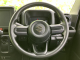 握りやすい太さで、運転操作をサポート。スポーティな印象のデザインで、毎日のドライブがより楽しくなります。快適なドライビングをぜひ。