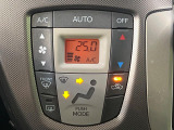 【オートエアコン】一度お好みの温度に設定すれば、車内の温度を検知し風量や温度を自動で調整。暑い&hellip;寒い&hellip;と何度もスイッチ操作をする必要はありません。快適な車内空間には必須の機能ですね♪