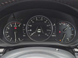 視認性に優れたCX-5の3眼メーターパネル。ドライバーに必要な情報を瞬時に把握できる機能的なレイアウトが魅力です。走る歓びを高めてくれる洗練されたコックピットデザインを、ぜひ店頭でお確かめください。
