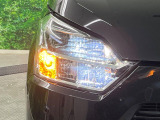 【LEDヘッドライト】悪天候や夜間走行時も良好な視界を確保し安心して運転できる高輝度LEDヘッドライトを装備!点灯速度が早く、消費電力も抑えられています。