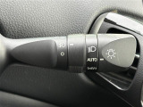 【オートライト(AUTO)】外の明るさをシステムが感知して、自動でヘッドライトが点灯します。ヘッドライトをつけ忘れを防ぐ便利機能です。