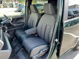 助手席と運転席はゆったりと座れるベンチシートタイプになっています。