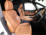 乗る者の気持ちをときめかせるハイクオリティな室内空間となっています。
