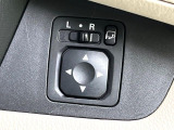 【電動格納ミラー】サイドミラーは電動格納式となっており、狭い駐車場でもキズがつくリスクを抑えられます。