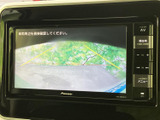 後方視界を確保し、安全な駐車をサポート。狭い場所でも安心して機動できます。