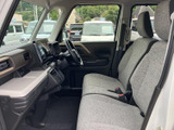 シンプルで機能的な室内空間。運転に必要な情報が視認しやすく、安全運転をサポートします。快適な運転環境です。