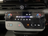 【左右独立型フルオートエアコン】運転席と助手席でそれぞれお好みの温度に設定可能。同乗者にも配慮した、快適な空調をお届け致します。