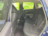 後部座席からの眺めも良好。広々とした空間は、大人数での移動にも最適です。快適な時間を過ごせるでしょう。家族や友人と共に快適なドライブを。
