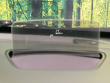 【ヘッドアップディスプレイ】現在の速度や走行情報をデジタル表示で運転席前方のガラスに投影!運転中、目線をずらさず必要な情報を確認できるのでとっても便利で安心!