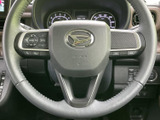 握りやすいステアリングは、運転操作をスムーズにします。長時間の運転でも疲れにくく、快適なドライビングを楽しめます。