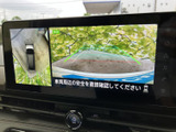 後方確認をサポートするモニター画面。安全な運転をサポートし、駐車時の不安を軽減します。