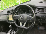 握りやすいステアリングは、運転の操作性を高めます。快適なドライビングポジションをサポートし、長距離運転でも疲れにくい設計です。
