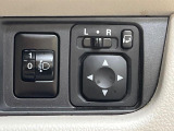 【電動格納ミラー】サイドミラーは電動格納式となっており、狭い駐車場でもキズがつくリスクを抑えられます。