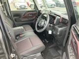 開放感のある室内空間が魅力。ドライバー席からの視界も広く、運転に集中できます。快適な座り心地で、長距離ドライブも疲れにくいでしょう。